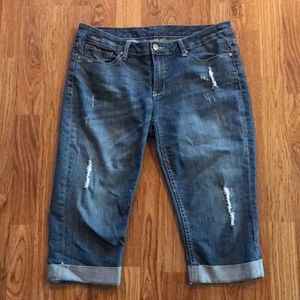Light Wash Distressed Seven7 Jean Capris